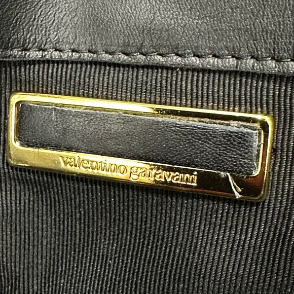 Vintage Valentino Garavani Black Leather Shoulder Bag with Gold Chain - Picture 14 of 14